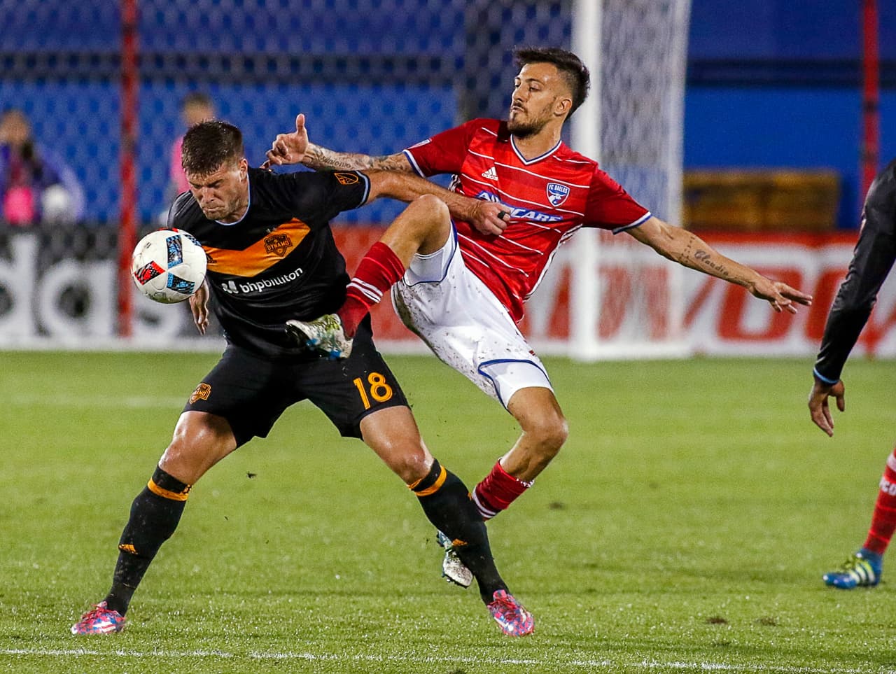 Dallas no pudo sacarse la espina ante Houston y terminó regalando un punto de local 