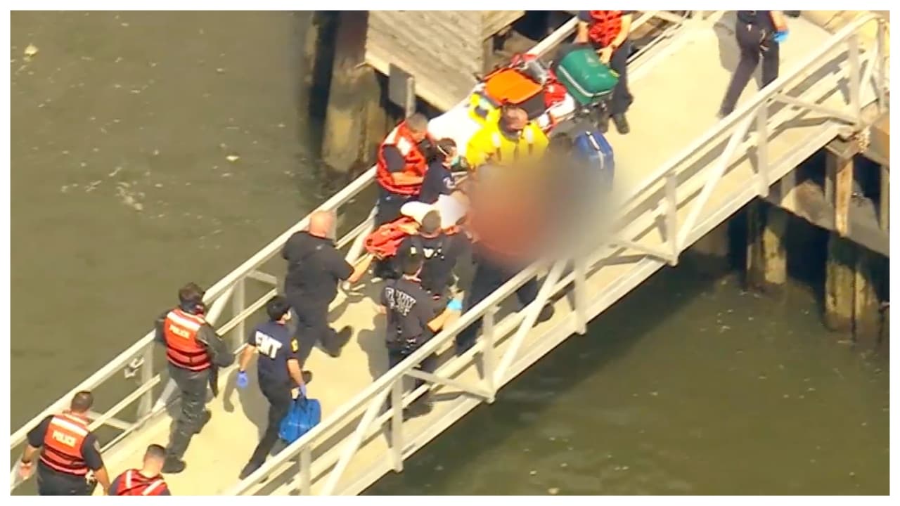 Los rescatistas comenzaron a darle resucitación cardiopulmonar, toda vez que caminaban para llevarlo al hospital.