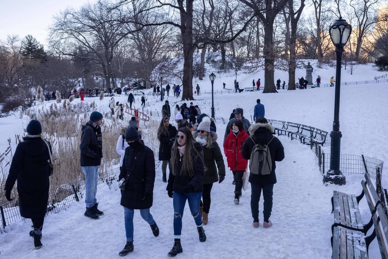 La gente camina por un sendero cubierto de nieve en Central Park, en Nueva York, después de una poderosa tormenta de nieve invernal este domingo. El intenso temporal desencadenó el caos en el transporte y los cortes de electricidad en una región de unos 70 millones de habitantes.