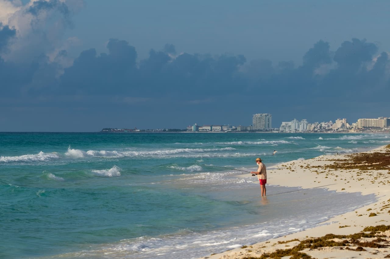 Un turista pesca en la costa de Cancún, México, el pasado jueves 11 de junio de 2020.