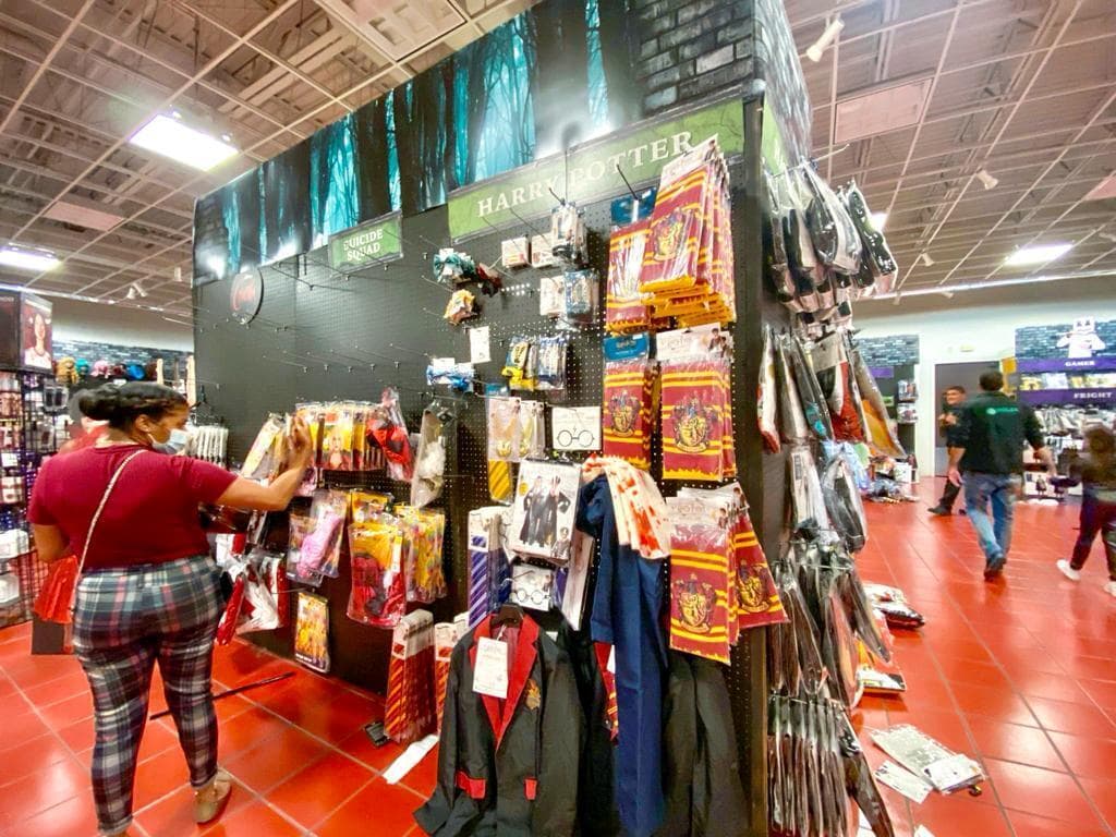 “El año pasado estuvimos aquí (Spirit Halloween) y conseguimos disfraz, pero este año no tuvimos la misma suerte,” dijo Yara Cáceres, una residente de Florida que acudió a una tienda en el noreste de la ciudad.