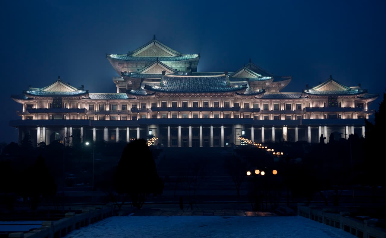 <b>La gran biblioteca de Pyongyang.</b> En los viajes a Corea del Norte los itinerarios están delimitados desde el principio y el turista no puede salirse de la hoja de ruta. La capital norcoreana está plagada de emblemáticos monumentos e impresionantes construcciones, programadas en la mayoría de itinerarios turísticos permitidos para los viajeros
