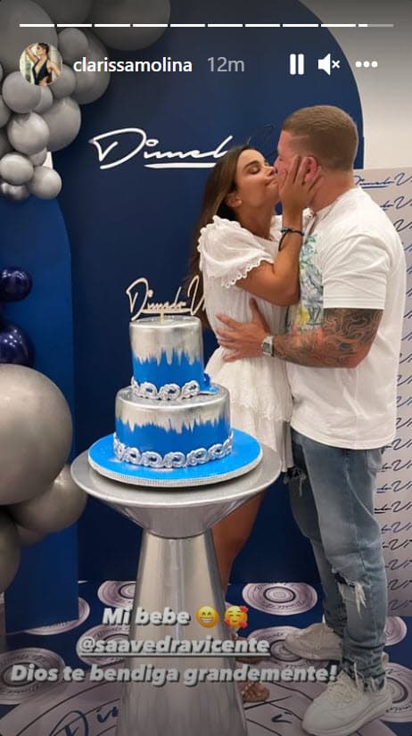 La pareja posó muy romántica y 
<b><a href="https://www.univision.com/shows/el-gordo-y-la-flaca/clarissa-molina-familiar-enfermo-oracion-fotos">Clarissa no dejaba de apapacharlo</a></b>. 
<br>