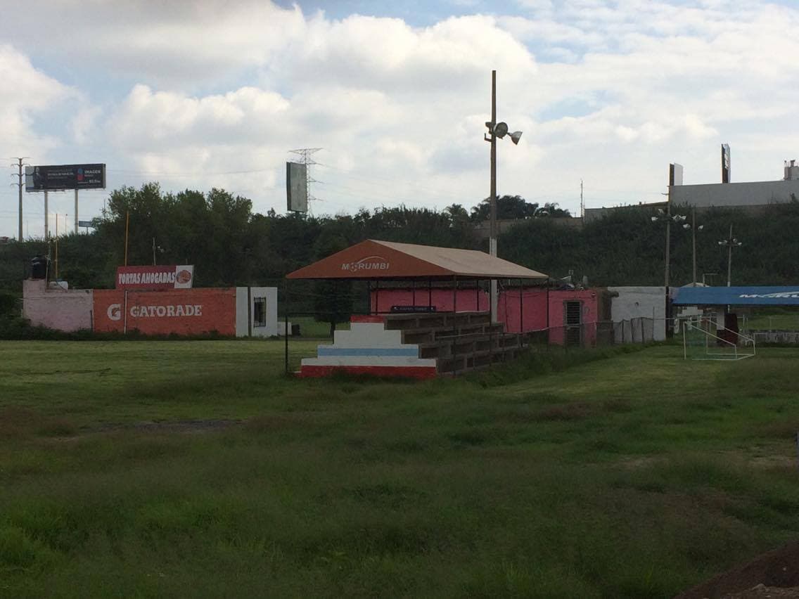 El capo Raúl Flores fue director del Club Deportivo Morumbi y sus colaboradores fueron dueños del equipo de futbol Guerreros de Autlán, que de acuerdo al diario mexicano Milenio, fue socio Rafael Márquez. A unos pasos de este sitio, en la colonia El Bajío de Zapopan, se encuentra la Escuela de Futbol Rafael Márquez fichada por el gobierno de EEUU.