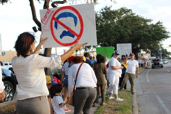 A cantos y gritos pidieron paz y libertad en la calle Westheimer, una de las más transitadas de Houston. 