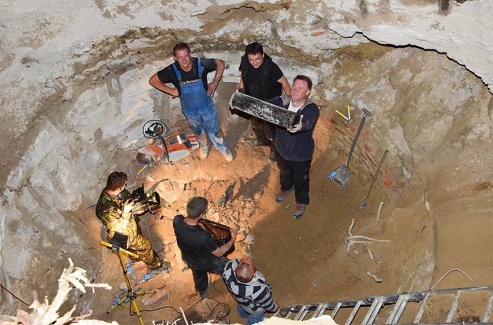 Fue en la década de los años 30 cuando los nazis enterraron la 'cápsula del tiempo' recientemente encontrada. Ahora, como muestra la imagen, ha sido descubierta más de 80 años después. En la foto se ve al alcalde de Zlocieniec, Krzysztof Zacharzewski, con el artefacto en la mano, cuando se recuperó. Bajo la dominación de los fascistas, esta ciudad polaca se llamó Falkenburg.