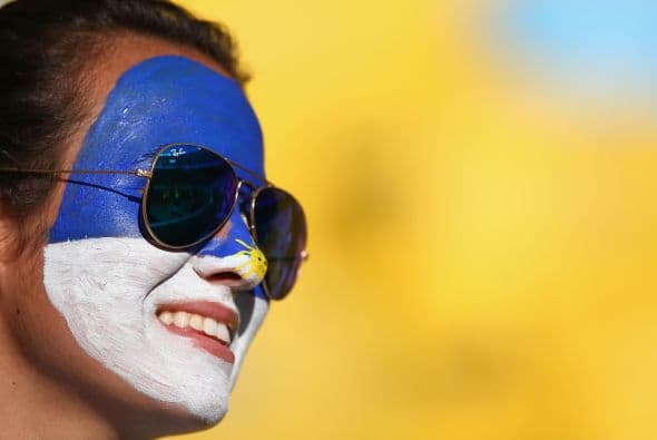 Esta aficionada argentina luce muy guapa con sus gafas.