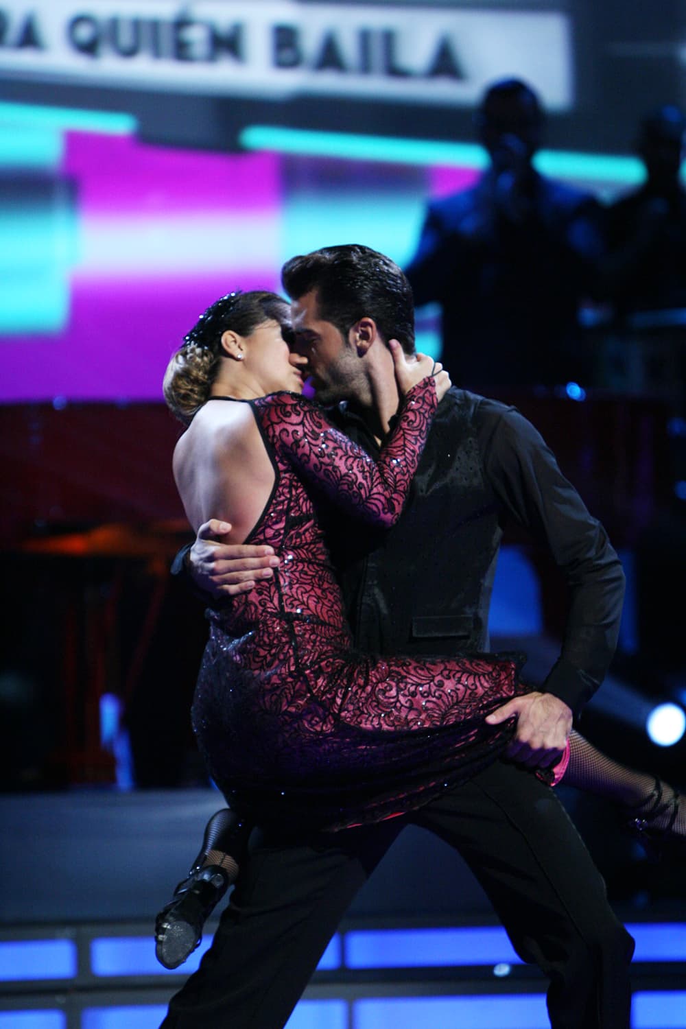 La pareja cerró su número de baile con un beso.