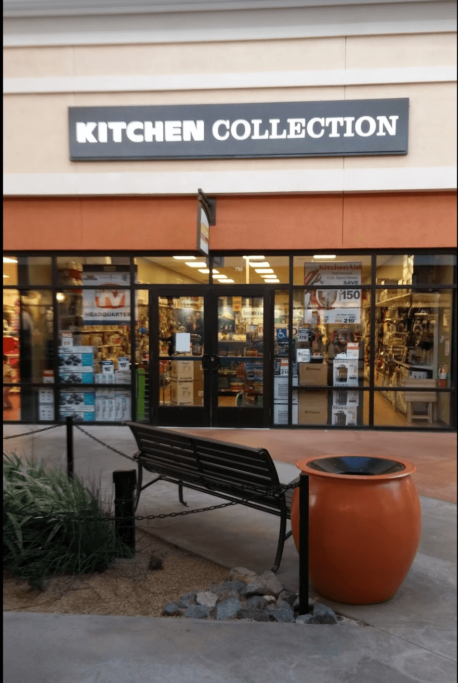 La cadena de artículos de cocina 
<b>Kitchen Collection</b> anunció en octubre de 2019 el cierre de sus 160 tiendas en Estados Unidos. California, Florida, Illinois, Arizona, Nueva York y Texas son algunos de los estados en los que se encuentran sus tiendas.