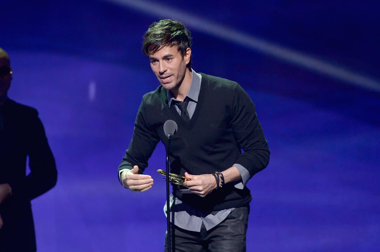 <b>Enrique Iglesias</b>
<br>
<b>Galardones Premio Lo Nuestro: 23</b>
<br>El español ha ganado en las categorías de Revelación del Año, Álbum Pop del Año, Canción Pop del Año, Video del Año y Colaboración del Año.