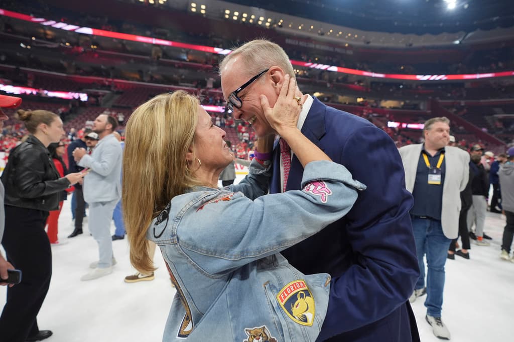 El entrenador Paul Maurice con su esposa Michelle tras la victoria de los Panthers.