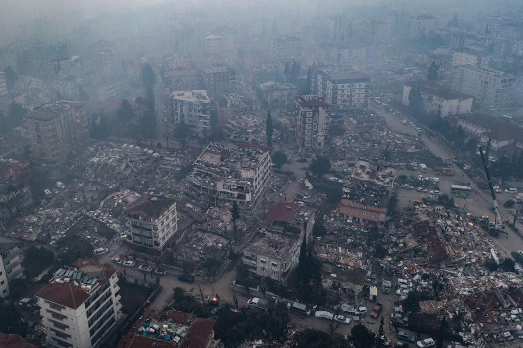 En Turquía, solo el lunes y la madrugada del martes, unas 
<b>7,800 personas habían sido rescatadas de entre los escombros de los miles de edificios que se desmoronaron por los dos fuertes sismos,</b> según recoge la agencia oficialista Anadolu. En la vecina Siria, las tareas de búsqueda y salvamento son aún más complicadas por la precariedad de los servicios de asistencia en medio de la guerra. Esta vista aérea muestra a residentes ayudados por excavadoras, buscando víctimas y sobrevivientes entre los escombros en la ciudad de Sarmada, en el campo de la provincia noroccidental siria de Idlib.