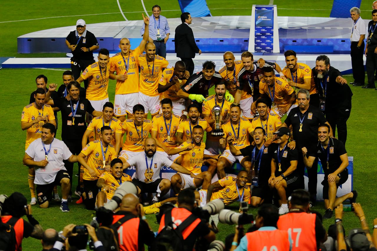 ¡Tigres se proclama Campeón del fútbol mexicano! Los felinos regiomontanos cosecharon su séptimo título de la Liga MX y se cuelan, aunque muchos se sigan negando a aceptarlo, entre los grandes del balompié azteca. Luego de superar en una Final de un solo gol a los Esmeraldas del León, así se dieron los festejos de los Tigres en patio ajeno, imágenes para el recuerdo y que hay que darse un tiempo para echarles un ojo, sobre todo la fiel afición de los felinos regios.