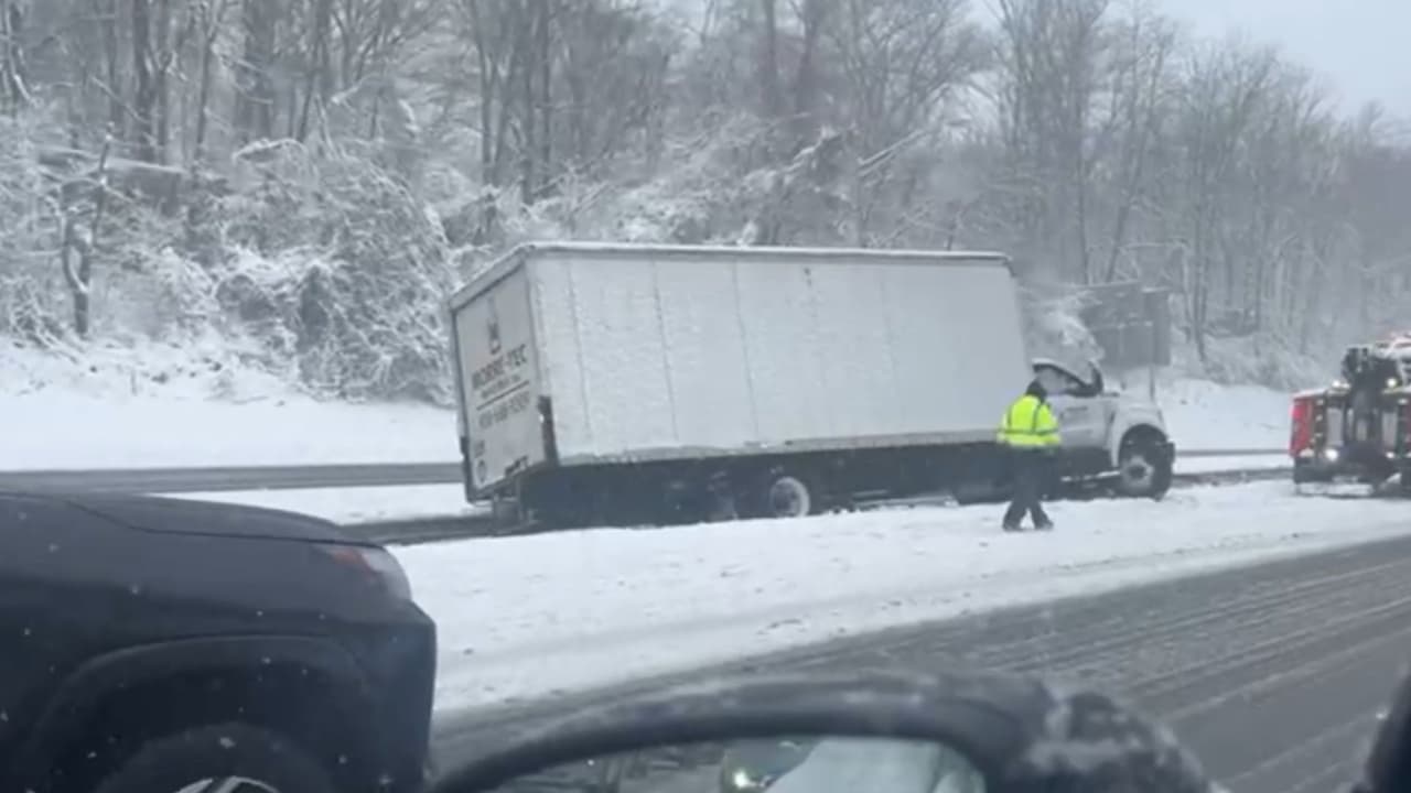 En la I-287 también se registraron algunos problemas por el pavimento mojado.