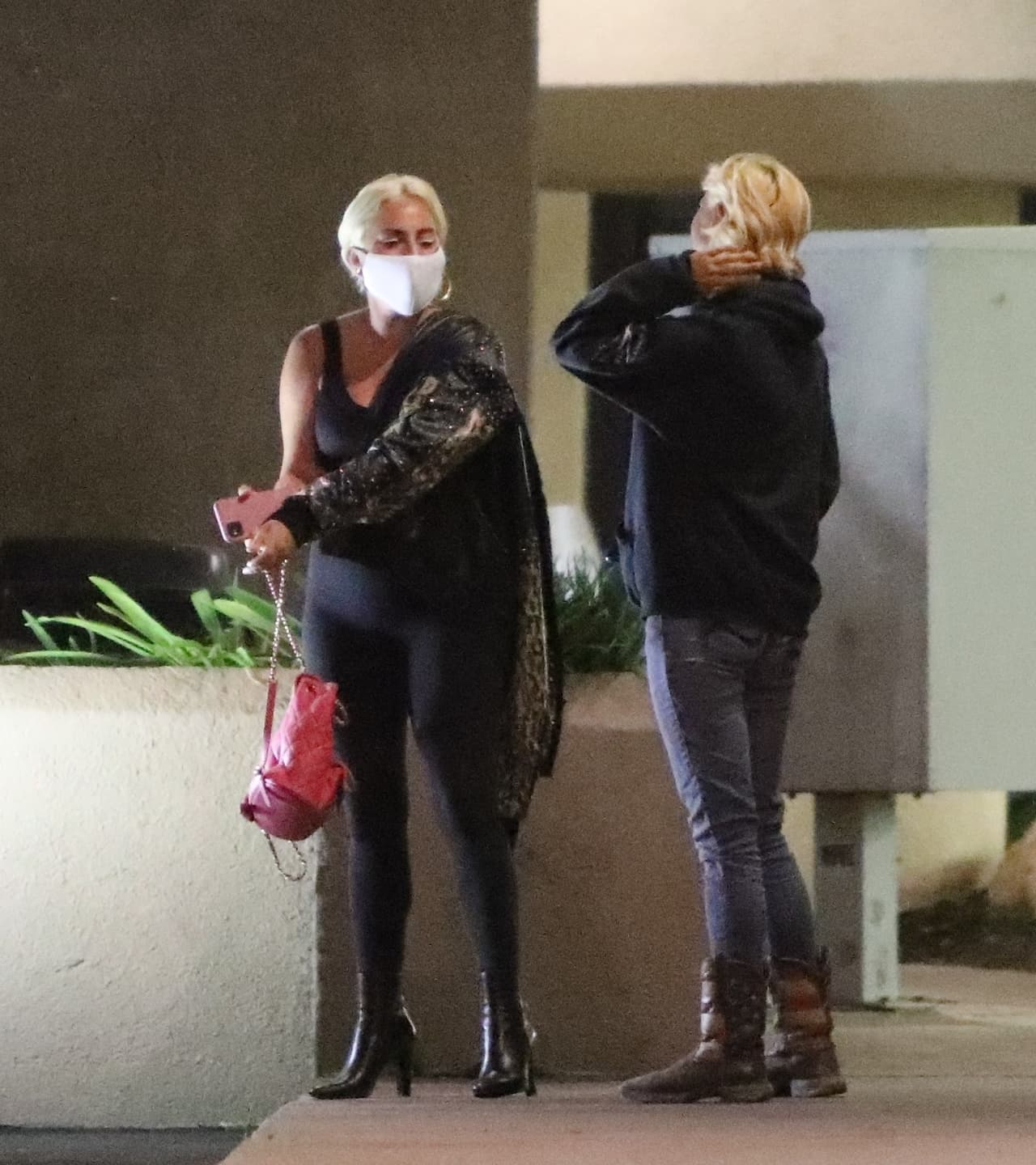 Para sorpresa de los fotógrafos y de la propia fanática, ocurrió algo tras quitársela.