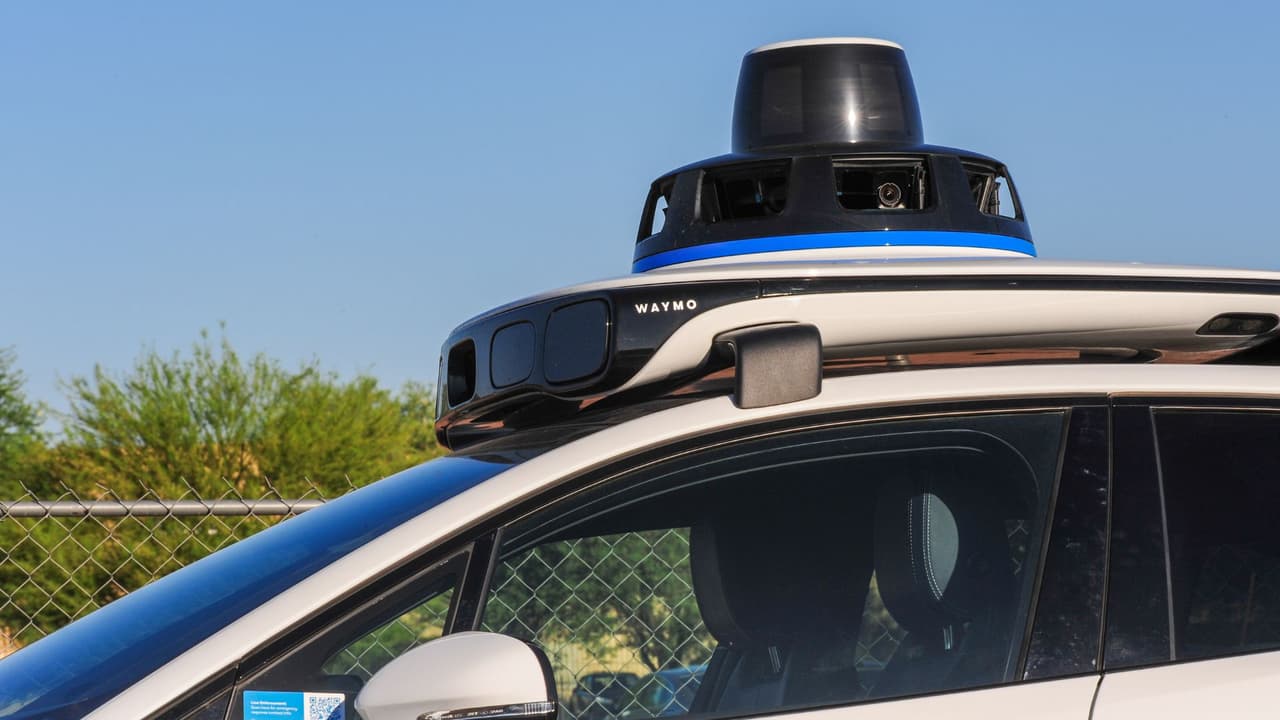 <h3 class="cms-H3-H3">Conclusión: no es el fin, pero sí un cambio profundo</h3>
<br>No es que mañana todos los taxistas quedarán sin trabajo. Pero el modelo de movilidad urbana está cambiando. Y quienes viven del volante deben prepararse. La llegada de Waymo a Dallas es histórica. Nos coloca en el mapa de las ciudades más avanzadas del mundo. Pero también nos obliga a debatir qué tipo de futuro queremos: 
<b>con más tecnología, sí… pero sin olvidarnos de las personas.</b>