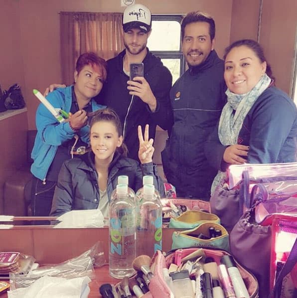 No sólo entre el elenco, también con los integrantes del staff, como los maquillistas y peinadores.