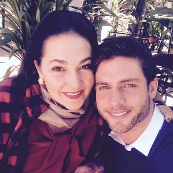 Madre e hijo ficticios, pero con un gran cariño entre compañeros.