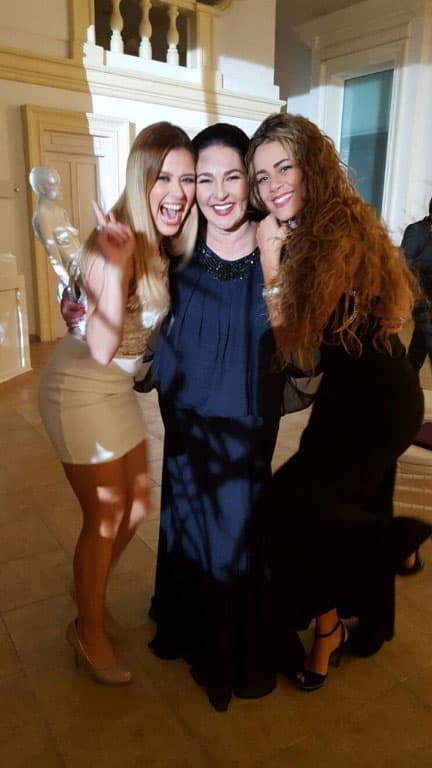 Trío de bellezas, se nota que se llevan muy bien.