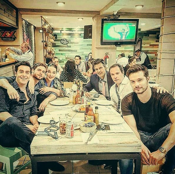 Una rica comida entre amigos para reponer energías y seguir con las grabaciones.