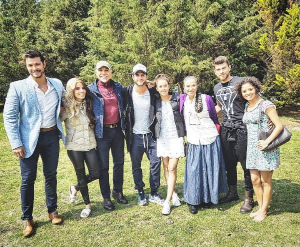 Mientras comienzan las grabaciones, todos posando para la cámara.