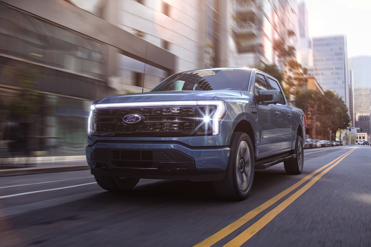 La Serie F de Ford ha sido el modelo más vendido durante los últimos 44 años. Y no por casualidad, sino porque a lo largo de los años el fabricante ha sabido adaptarse a las nuevas circunstancias sin perder su esencia. Un claro ejemplo ha sido la F-150, la versión más popular de la gama, que durante su amplia trayectoria ha incorporado desde enormes motores V8 y sistemas de propulsión EcoBoost más eficientes hasta una 
<a href="https://www.univision.com/carros/la-ford-f-150-2021-llega-completamente-renovada-con-la-primera-version-hibrida-de-su-historia"><u>reciente variante híbrida</u></a>. La firma estadounidense ahora nos presenta el siguiente escalón en la evolución de esta pickup, una versión totalmente eléctrica que recibe el nombre de Ford F-150 Lightning.