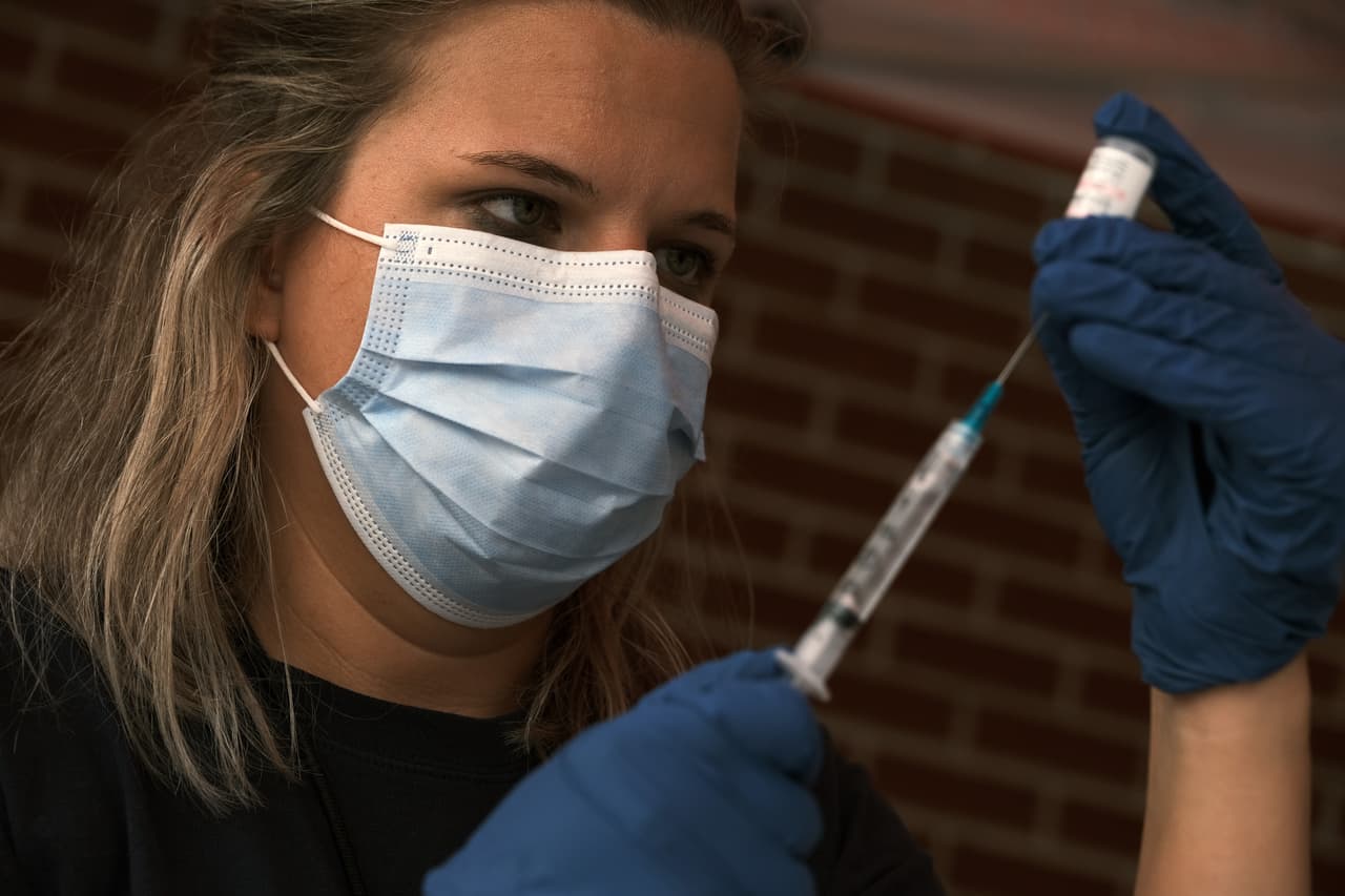 Los nuevos casos de covid-19 se mantienen por encima de los 2,000 por sexto día consecutivo en Arizona. Este lunes 9 de agosto la actualización del Departamento de Salud agrega 2,191 casos y ninguna muerte. El riesgo de enfermedad grave y muerte por el virus supera con creces cualquier beneficio de la inmunidad natural. Recibir la vacuna contra el covid-19 lo ayudará a protegerse sin tener que enfermarse, señala el AZDHS.