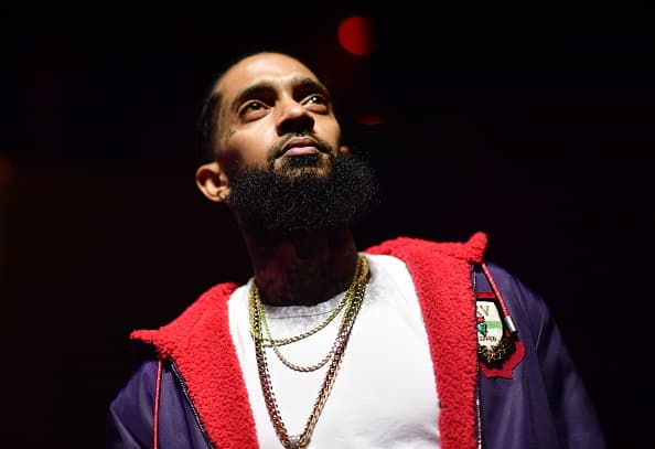<b> Nipsey Hussle.-</b> El rapero fue 
<a href="https://www.univision.com/noticias/sucesos/asesinan-al-rapero-nipsey-hussle-en-un-tiroteo-frente-a-su-tienda-en-los-angeles">asesinado</a> el pasado 31 de marzo durante un tiroteo frente a una tienda de ropa en la ciudad de Los Ángeles. Tenía 33 años.