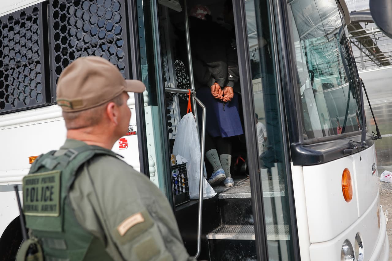 Los trabajadores fueron llevados en autobuses preparados para trasladar prisioneros.