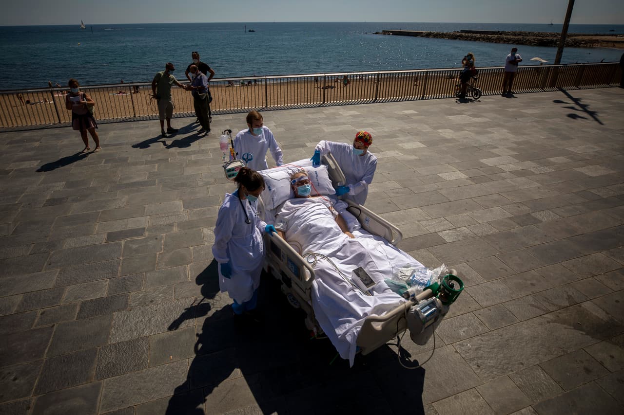 Acostado en una cama de hospital en el paseo marítimo de la ciudad y acompañado de un médico y tres enfermeras que monitoreaban constantemente sus signos vitales, España cerró brevemente los ojos y absorbió la mayor cantidad de luz solar posible."Es uno de los mejores días que recuerdo", dijo a la agencia AP.