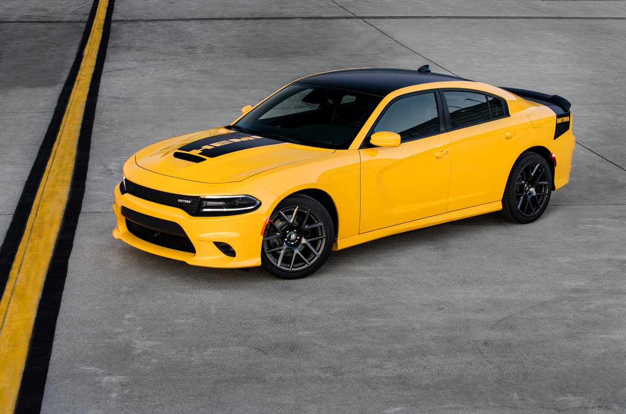 Dodge Charger Daytona 2017 incluye fascias delanteras y traseras inspirados en el R/T Scat Pack, molduras laterales y un spoiler de color negro satinado.. En el capó incluye un gráfico con el logotipo de HEMI en negro satinado que resalta el conducto NACA de aluminio.
