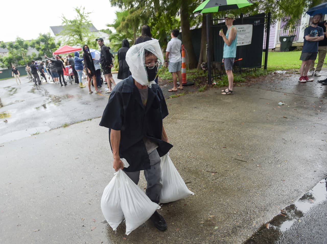 <a href="https://www.nola.com/news/hurricane/article_c59648f6-0756-11ec-858a-874da06021ae.html" target="_blank">Los residentes de Nueva Orleans </a>se preparan para el azote del
<a href="https://www.univision.com/temas/huracan-ida-2021">huracán Ida</a> este fin de semana, justo en el aniversario del
<a href="https://www.univision.com/entretenimiento/fotos-curiosas/10-imagenes-de-katrina-que-nunca-olvidaremos-fotos">huracán Katrina</a>, que causó la muerte a más de 1,800 personas en 2005. Entre las medidas que se han tomado está el reparto de sacos de arena a los ciudadanos.