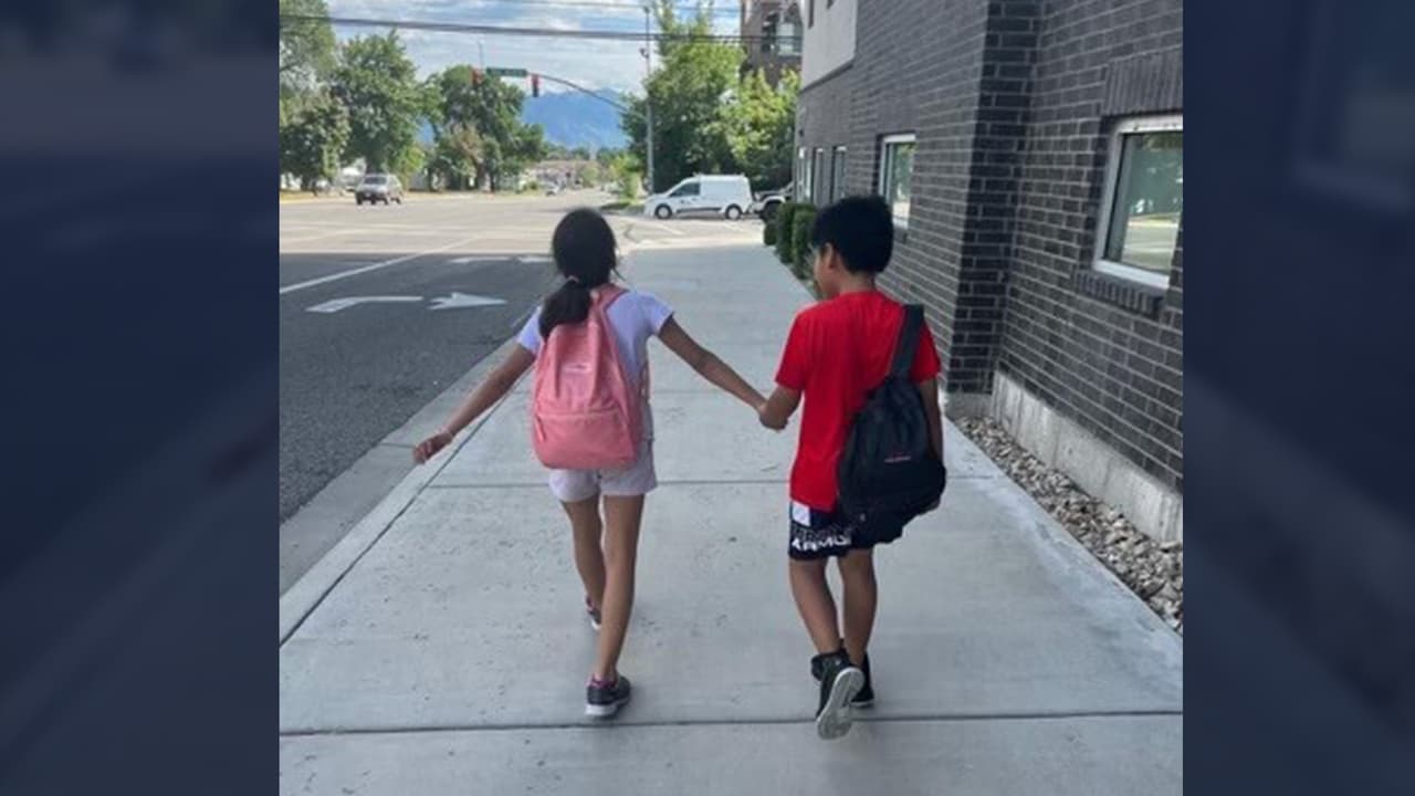 Josué Hidalgo, tío de los niños, compartió una foto reciente de los pequeños camino a la escuela en su primer día de clases.