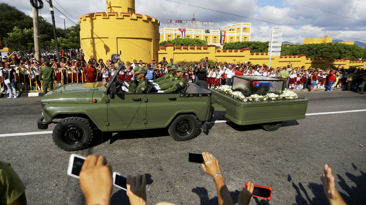Santiago de Cuba despide a Fidel Castro con un último baño de masas