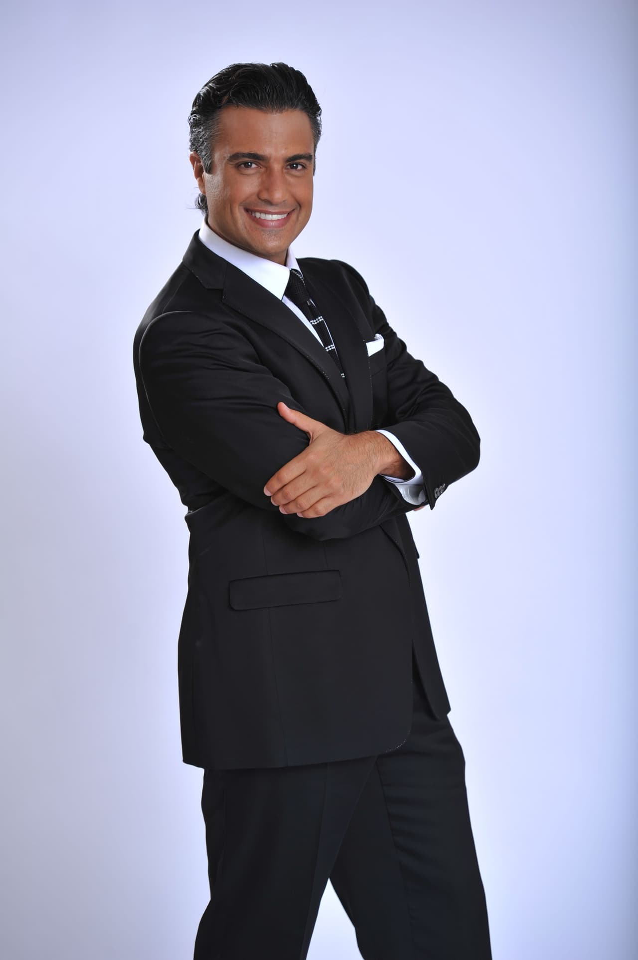 Los añitos le han hecho muy bien y es un galán muy sexy.