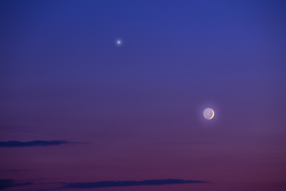 Aunque Venus no es una estrella sino un planeta, popularmente se le conoce como estrella debido a su gran brillo, así vemos que se le llama estrella matinal, cuando la vemos temprano por la mañana y se asocia con el signo de Tauro, mientras que rige al signo Libra como la estrella del anochecer o vespertina.