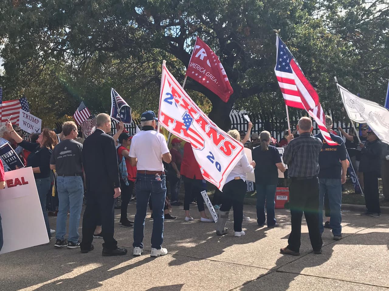 Los organizadores hablaron de los resultados de las elecciones en el lugar y rezaron junto a los manifestantes.