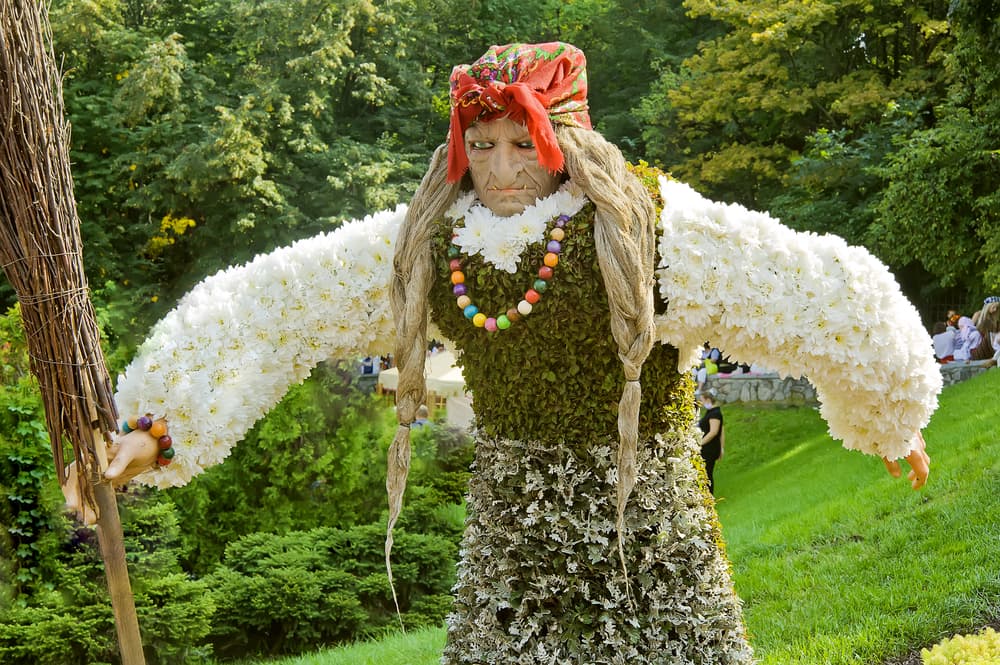 Así que la Baba Yaga no sólo es una variación de brujas malas de cuentos tipo Hansel y Gretel, sino también se ha usado por siglos para asustar a los niños de que no se porten mal porque vendrá a comérselos - y no sólo eso, ya que su poder también se extiende a los adultos.