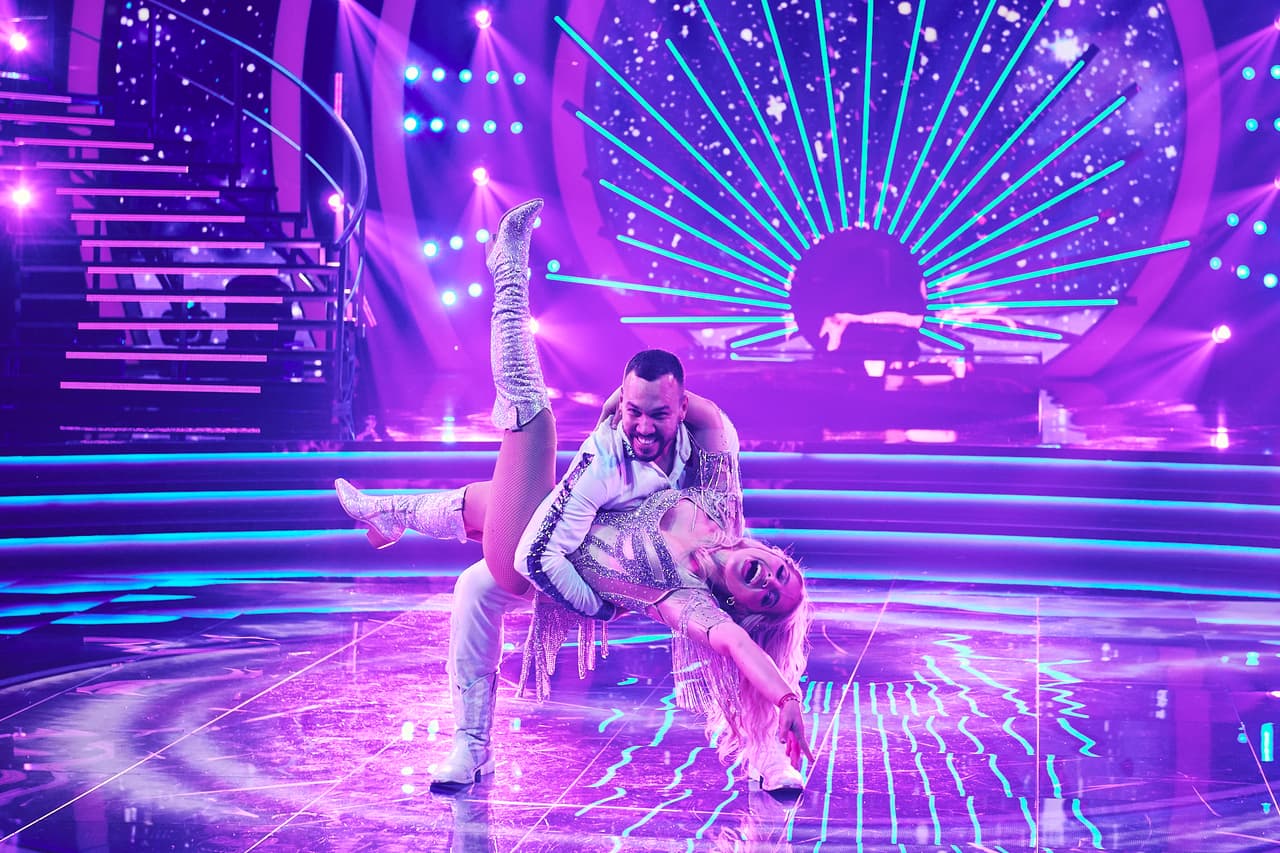 Sandra Itzel se mostró muy emocionada y conmovida, la cantante de la Sonora Dinamita actualmente pasa por un divorcio del actor Adrián di Monte.