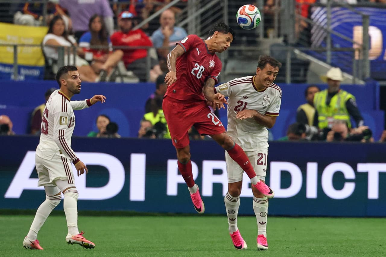El portugués Francisco Conceição (26) y el español Mikel Oyarzabal (21) disputan el balón durante el partido de octavos de final de la Copa del Mundo entre Portugal y España en Arlington, Texas, cerca de Dallas, el lunes 6 de julio de 2026.