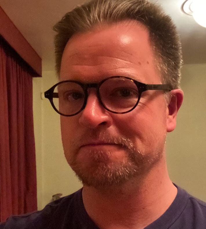 La fan de Buenfil la puso en contexto. Horas antes, el afamado productor musical y juez de reality shows de talentos musicales en México, 
<b><a href="https://www.instagram.com/algavito/" target="_blank">Arturo López Gavito</a></b>, publicó un tuit en el que, sin mencionar a la actriz, criticó a las mujeres adultas que han incursionado en TikTok. 
<br>