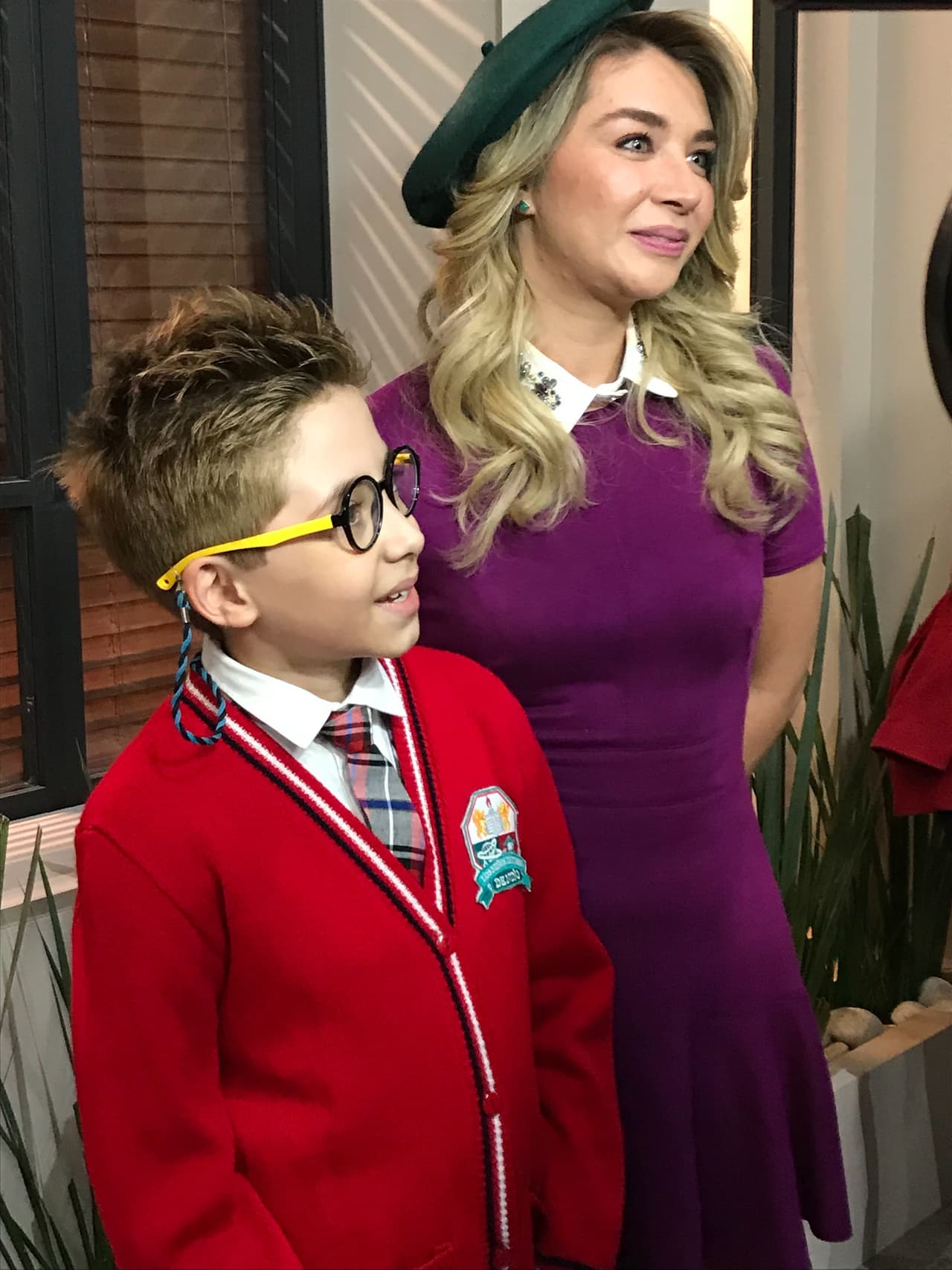 "Ya soy mamá (su personaje) de un niño grande. Ya tiene como 10 años y para 'Gaby' eso es complicado", comentó Daniela Luján. El pequeño Tadeo Bonavides, hijo del comediante Carlos Bonavides, interpreta a su hijo, llamado 'Justito'.