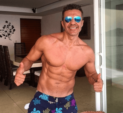 Adrián Uribe presume su abdomen.