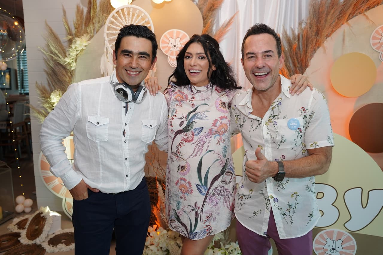 Los felices y futuros padres decidieron vestirse a juego, Vanessa con un vestido blanco floreado y él con una camisa del mismo tono y características similares.