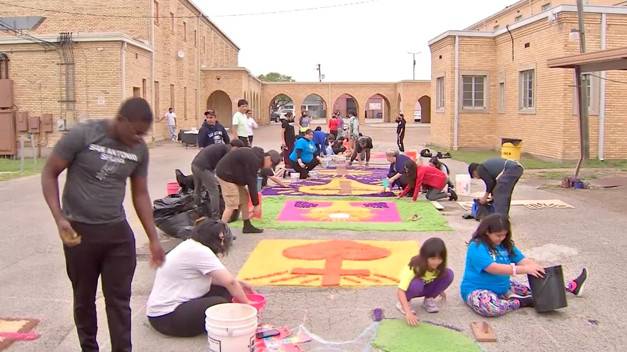 Este viernes a las 3:00 pm comienza la ceremonia religiosa y después la Pasión de Cristo con la procesión a las 5:00 pm en la iglesia que está ubicada en el 7250 Harrisburg, Houston 77011.