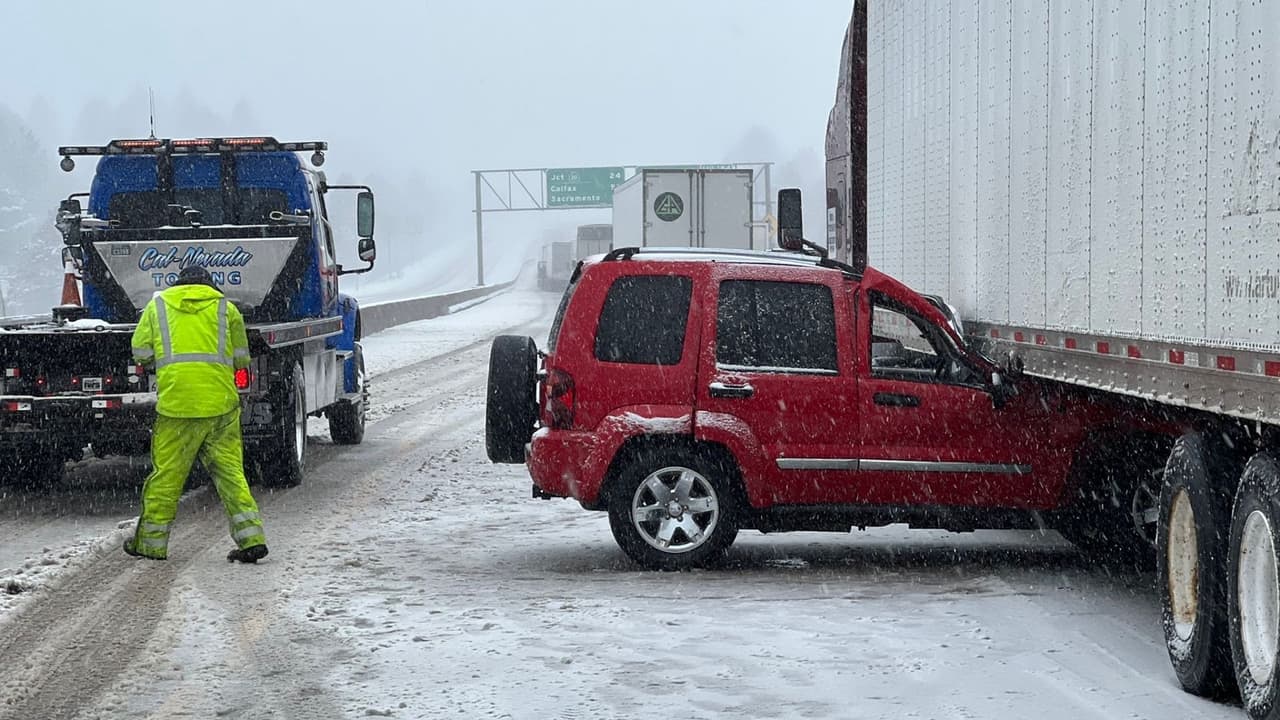 Tormenta de nieve y aguaceros llega al norte de California, impacta las autopistas en la Sierra Nevada