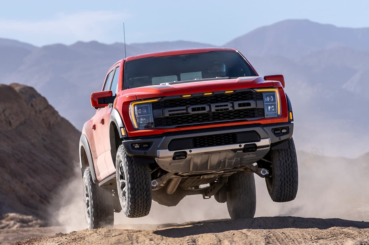Desde entonces, la Raptor no solo ha sido la líder en este segmento, sino también la única en participar… hasta ahora. Y es que el lanzamiento de su tercera generación coincide con el nacimiento de la Ram 1500 TRX, un modelo cuyo único objetivo es destronar a la Raptor para situarse en el tope de la cadena alimenticia de las pickups.