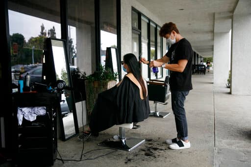 Las reglas prohíben los servicios químicos para el cabello, incluidos el lavado con champú, el ondulado permanente, decoloración, tinte, coloración y el alisado. La electrólisis, los tatuajes y los piercings también están prohibidos.
