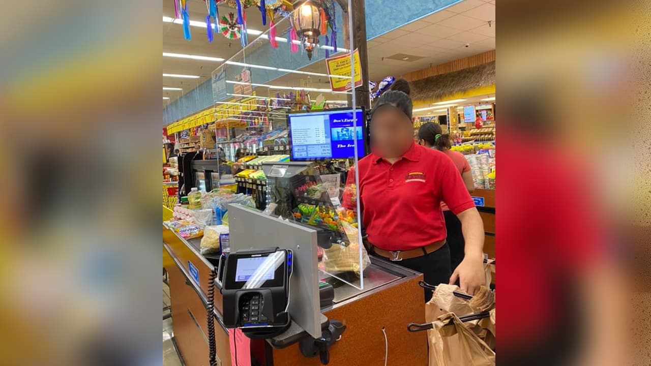 Rosa Magdalena Mejía - "En la tienda El Rancho, ya les colocaron a las cajeras un protector".