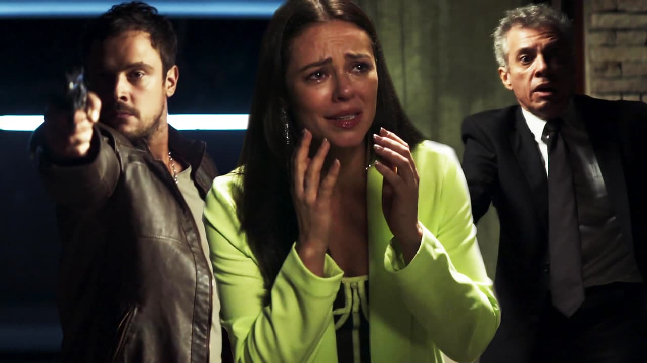 Chicle tuvo que asesinar a Cosme (el hombre que lo contrató) para salvar a Vivi Guedes de una muerte inminente. Con lo que no contaba es que el exnovio de la 'digital influencer', Camilo, haría todo para separarlos y amenazaría a la modelo para que se alejara de él.